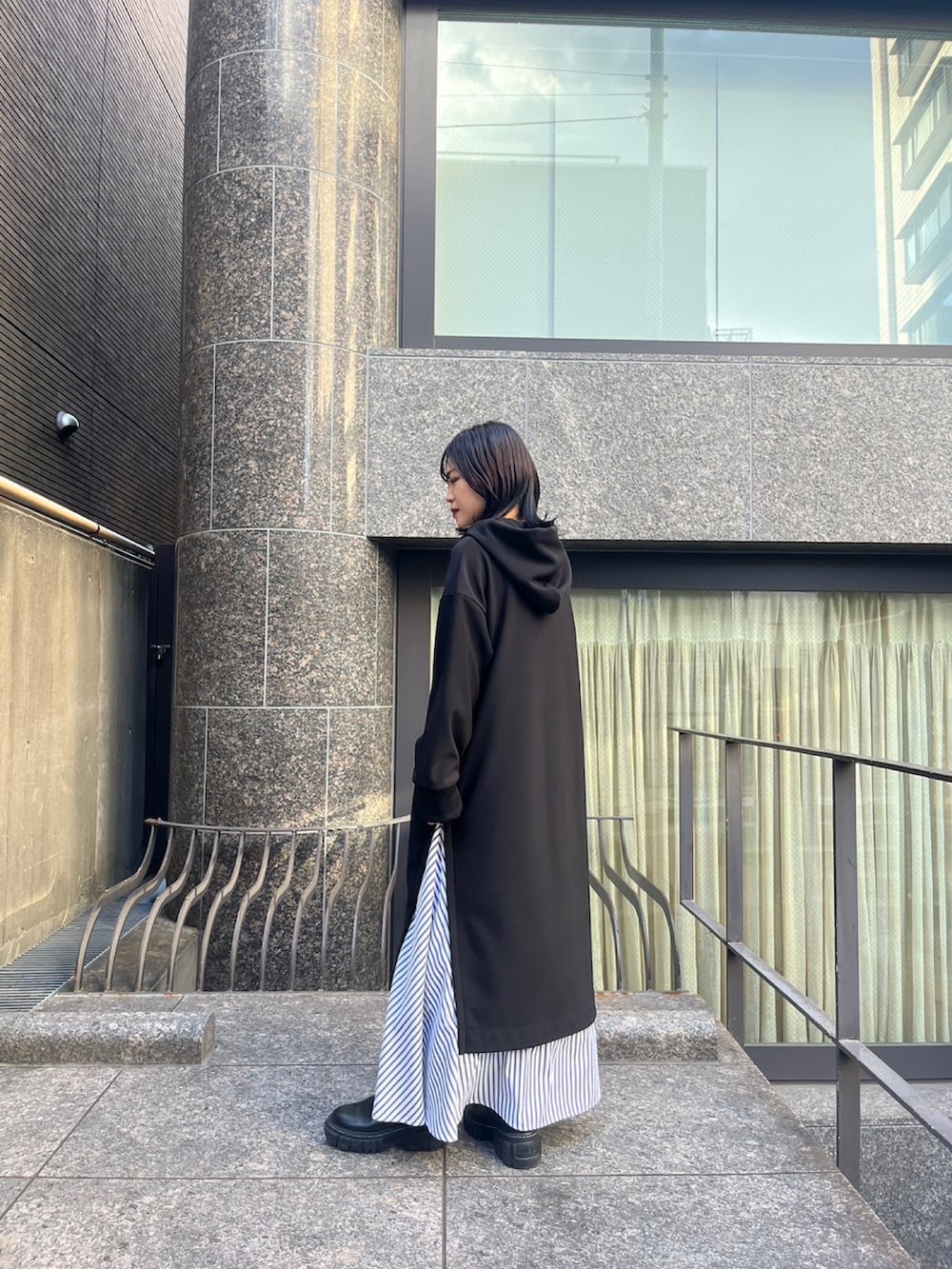 ブラック系のブーツ、ブラック系のワンピースを着用したレディースの冬コーディネートの3枚目の写真