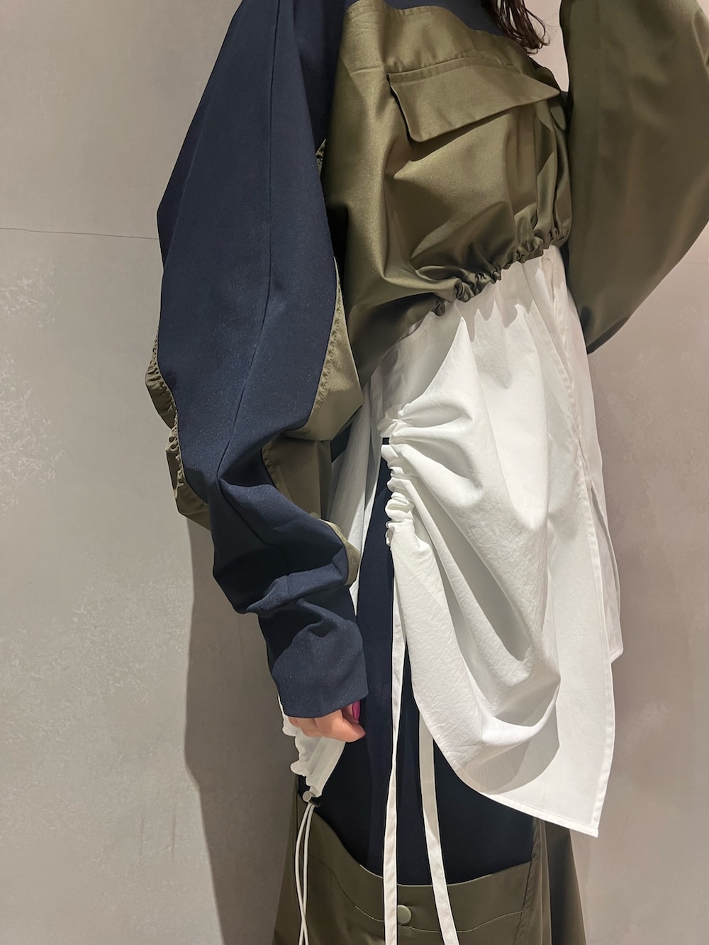ホワイト系のシャツ/ブラウス、その他のTシャツ/カットソー、その他のスカートを着用したレディースの冬コーディネートの4枚目の写真