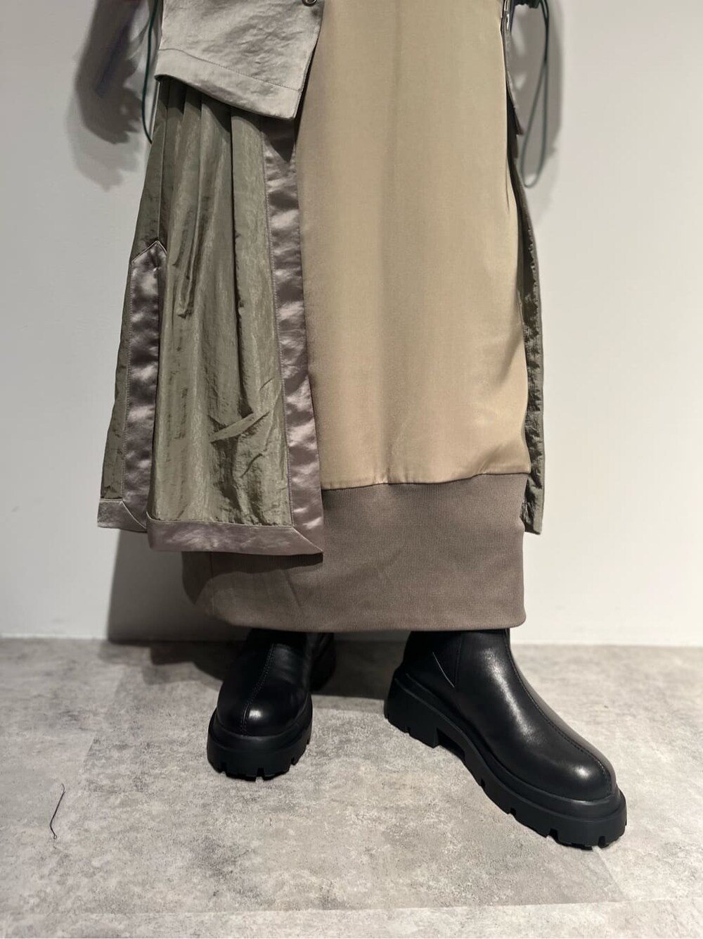 ベージュ系のスカート、その他のTシャツ/カットソー、シルバー系のイヤリングを着用したレディースの夏コーディネートの8枚目の写真