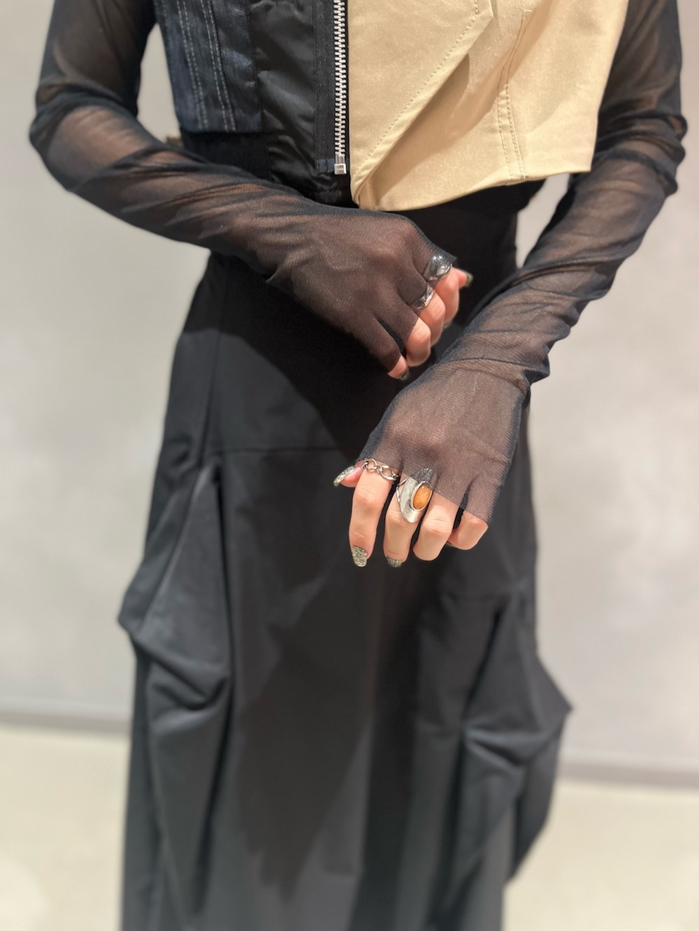 ベージュ系のベスト、ブラック系のTシャツ/カットソー、ブラック系のスカートを着用したレディースの秋コーディネートの8枚目の写真