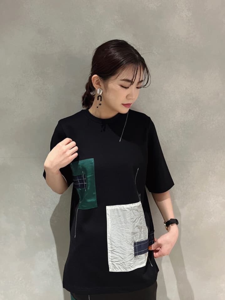 ブラック系のTシャツ/カットソー、ブラック系のスカート、ブラック系のサンダルを着用したレディースの春コーディネートの2枚目の写真