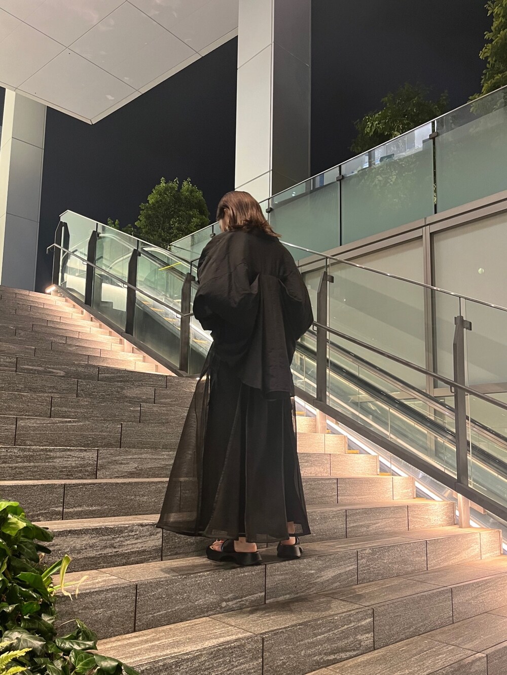 ブラック系のシャツ/ブラウス、ブラック系のタンクトップ、ブラック系のスカートを着用したレディースの夏コーディネートの3枚目の写真