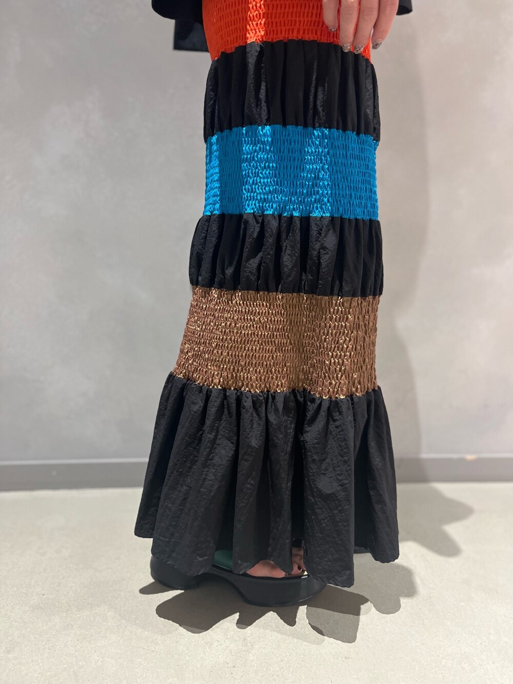 ブラック系のキャミソール、ブラック系のタンクトップ、ブラック系のスカートを着用したレディースの夏コーディネートの6枚目の写真