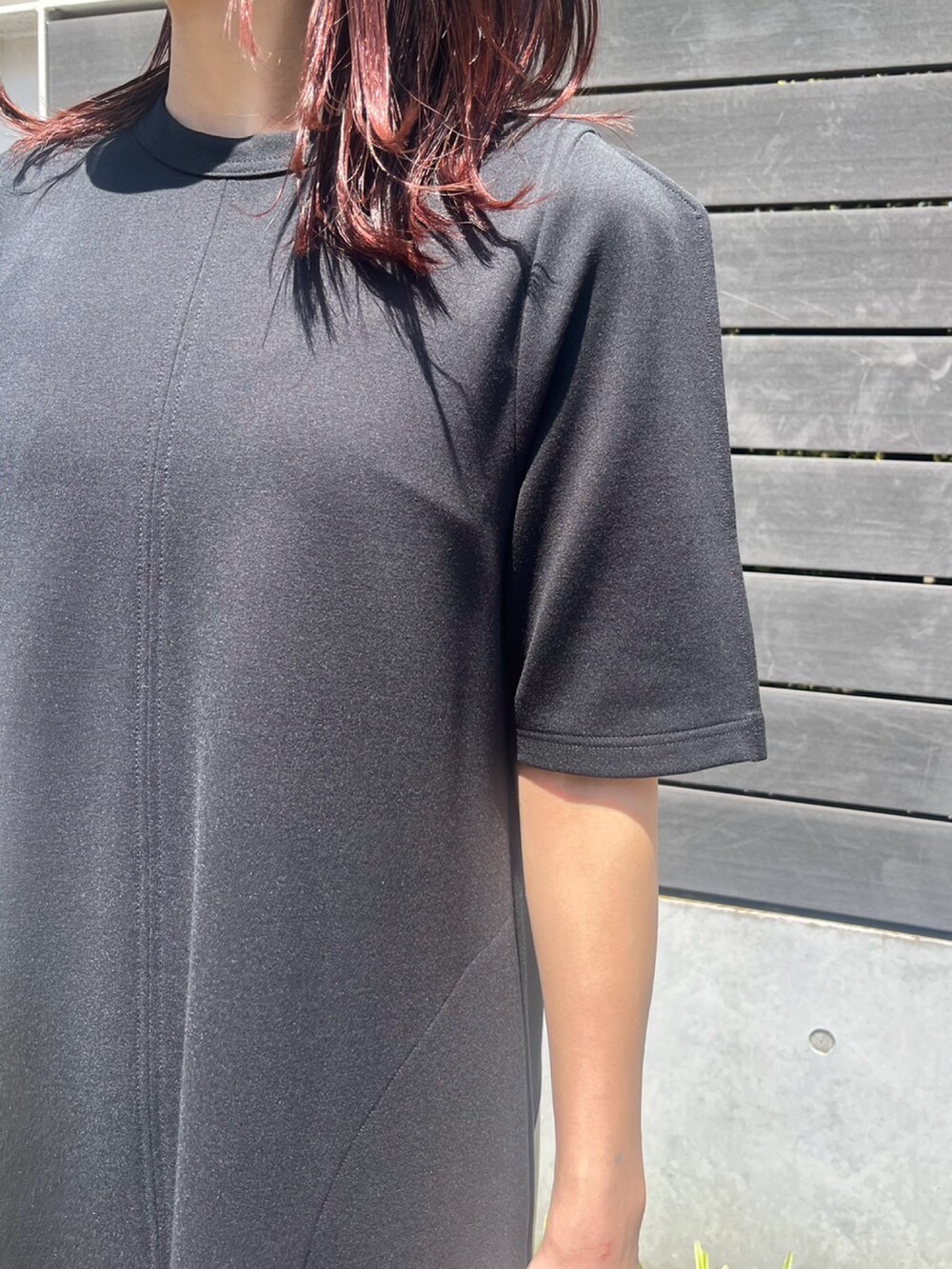 ブラック系のワンピース、グレー系のピアス（両耳用）を着用したレディースの夏コーディネートの3枚目の写真