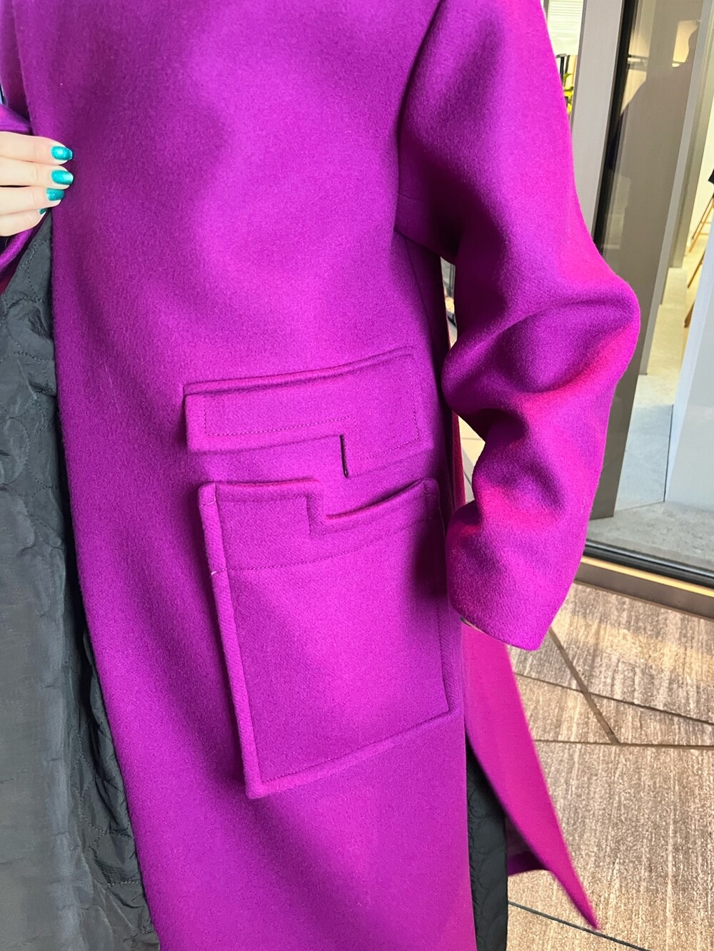 ブラック系のワンピース、ブラック系のニット/セーター、パープル系のノーカラーコートを着用したレディースの秋コーディネートの6枚目の写真