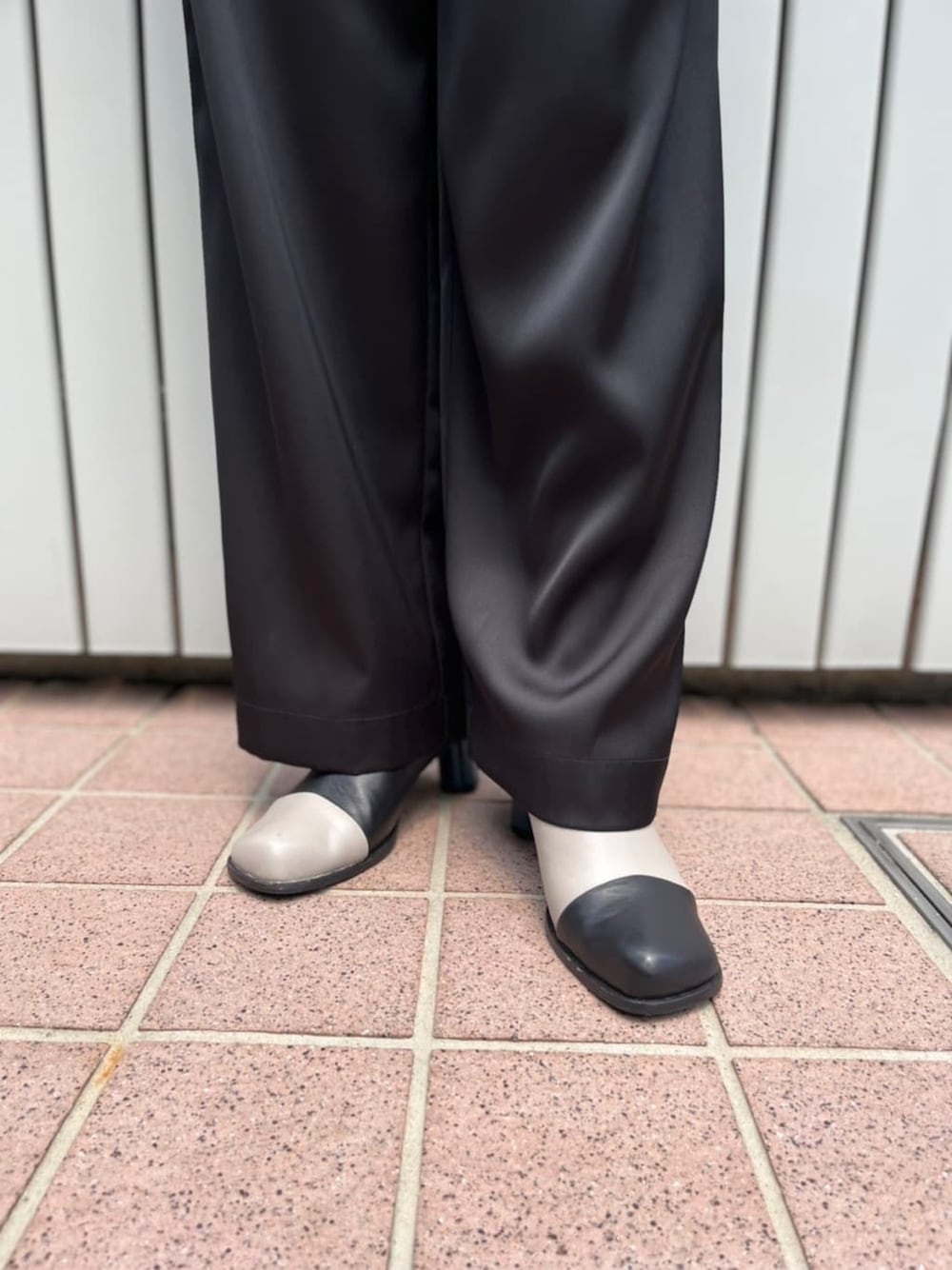 ブラック系のつなぎ/オールインワン、ブラック系のニット/セーター、その他のパンプスを着用したレディースの夏コーディネートの8枚目の写真