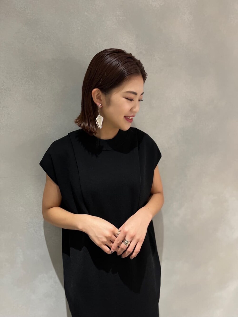 ブラック系のスカート、ブラック系のワンピース、その他のイヤリングを着用したレディースの夏コーディネートの3枚目の写真