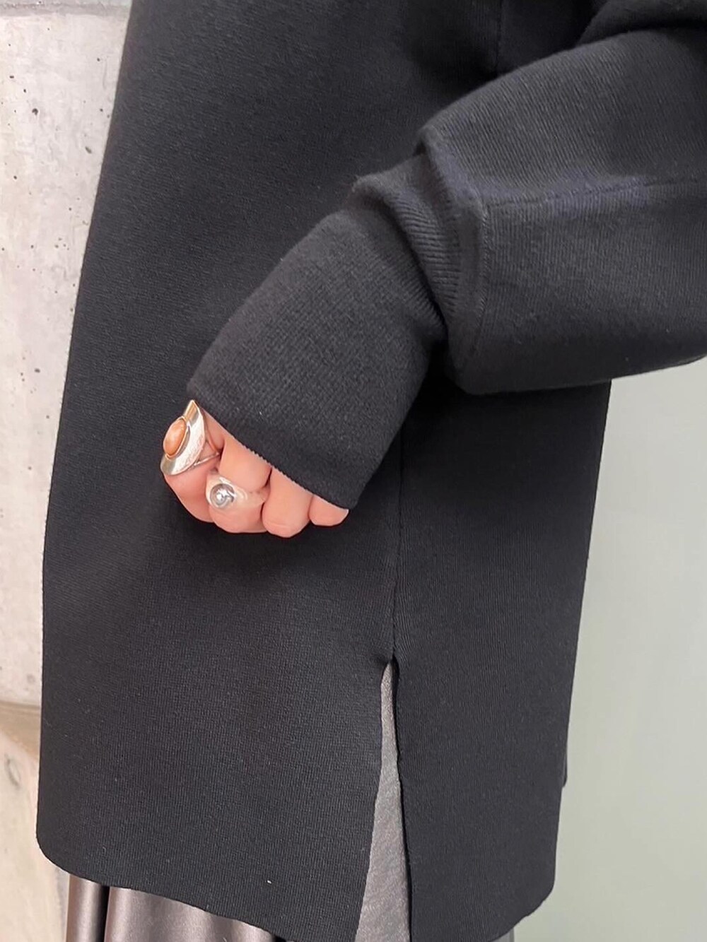 シルバー系のその他パンツ、ブラック系のニット/セーター、その他のショルダーバッグを着用したレディースの秋コーディネートの6枚目の写真