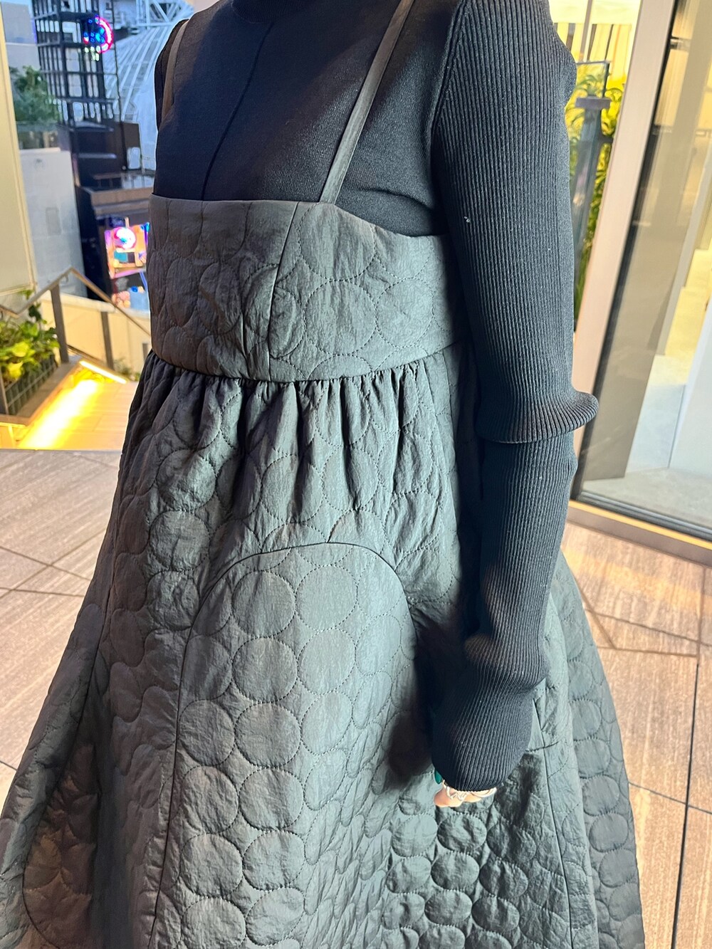 ブラック系のワンピース、ブラック系のニット/セーター、パープル系のノーカラーコートを着用したレディースの秋コーディネートの9枚目の写真