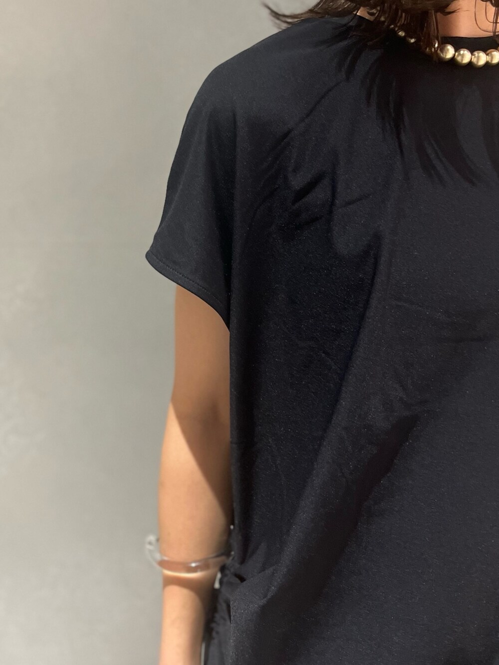 レッド系のスカート、ブラック系のTシャツ/カットソー、ブラック系のサンダルを着用したレディースの夏コーディネートの5枚目の写真