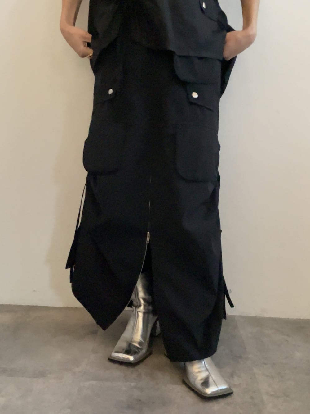 ブラック系のスカート、ブラック系のTシャツ/カットソー、シルバー系のブーツを着用したレディースの冬コーディネートの5枚目の写真