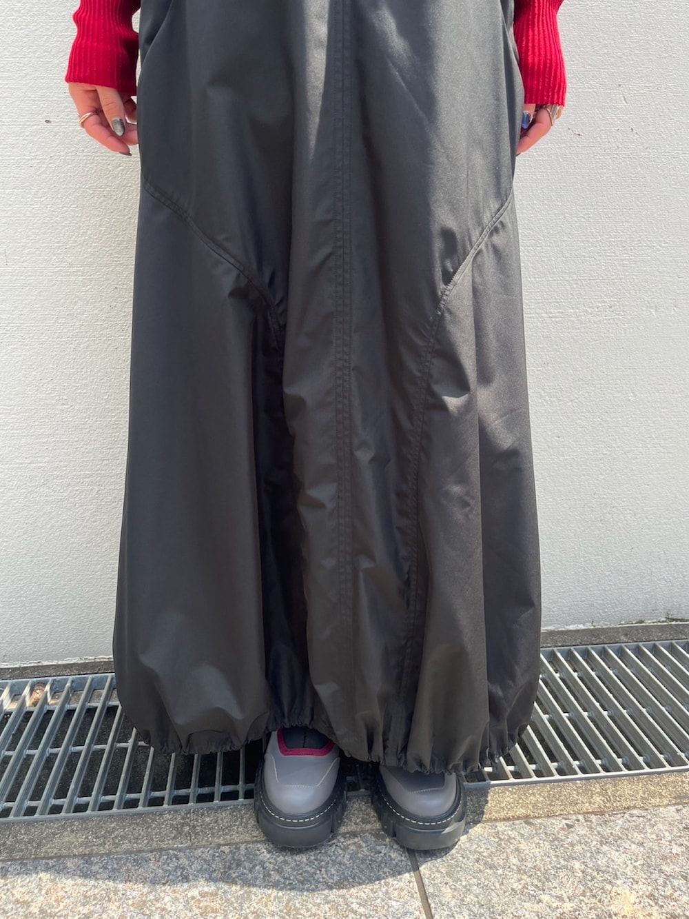 グレー系のワンピース、グレー系のニット/セーター、グレー系のブーツを着用したレディースの秋コーディネートの9枚目の写真