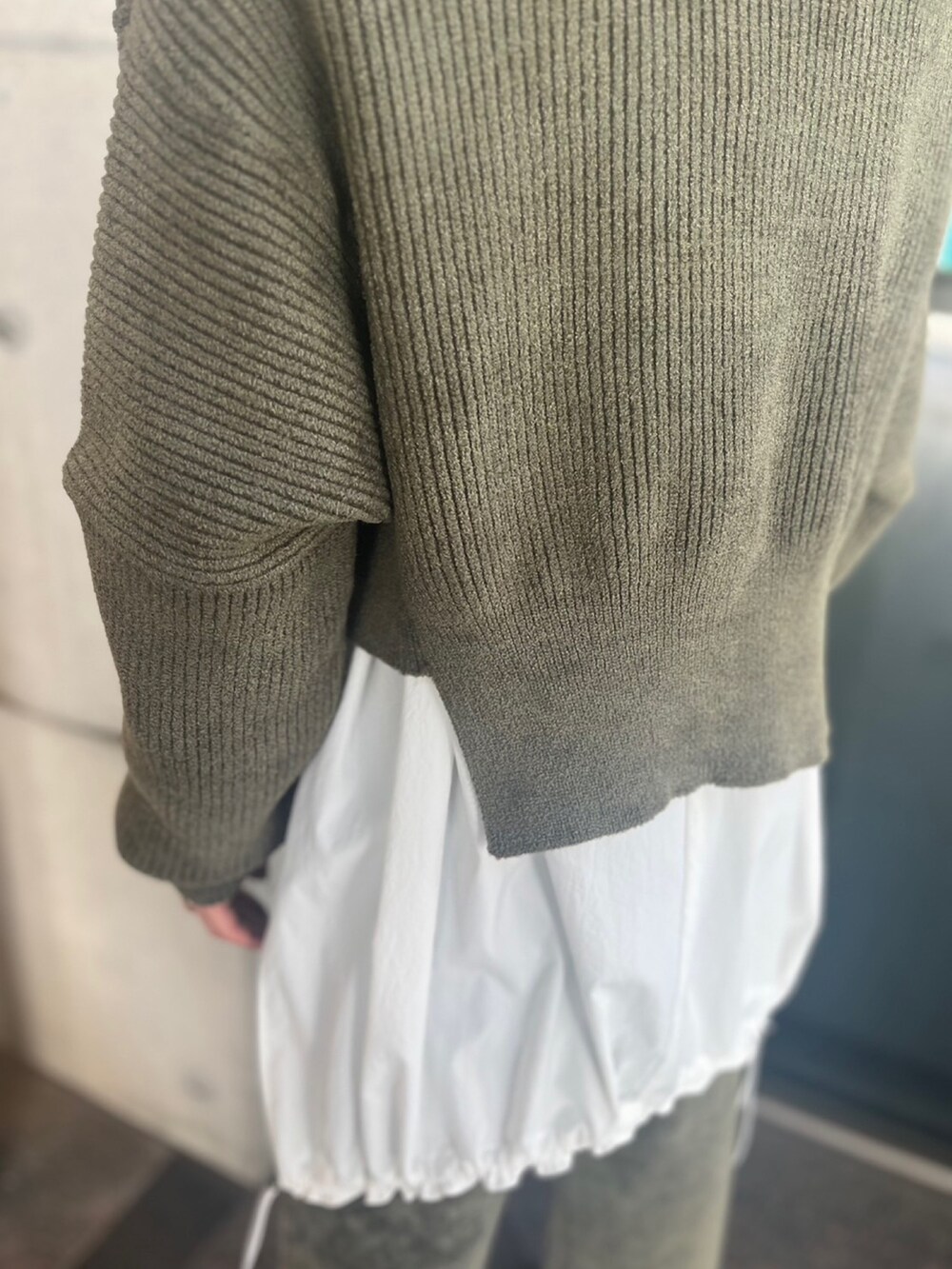 グリーン系のニット/セーター、グリーン系のその他パンツ、ホワイト系のシャツ/ブラウスを着用したレディースの秋コーディネートの6枚目の写真