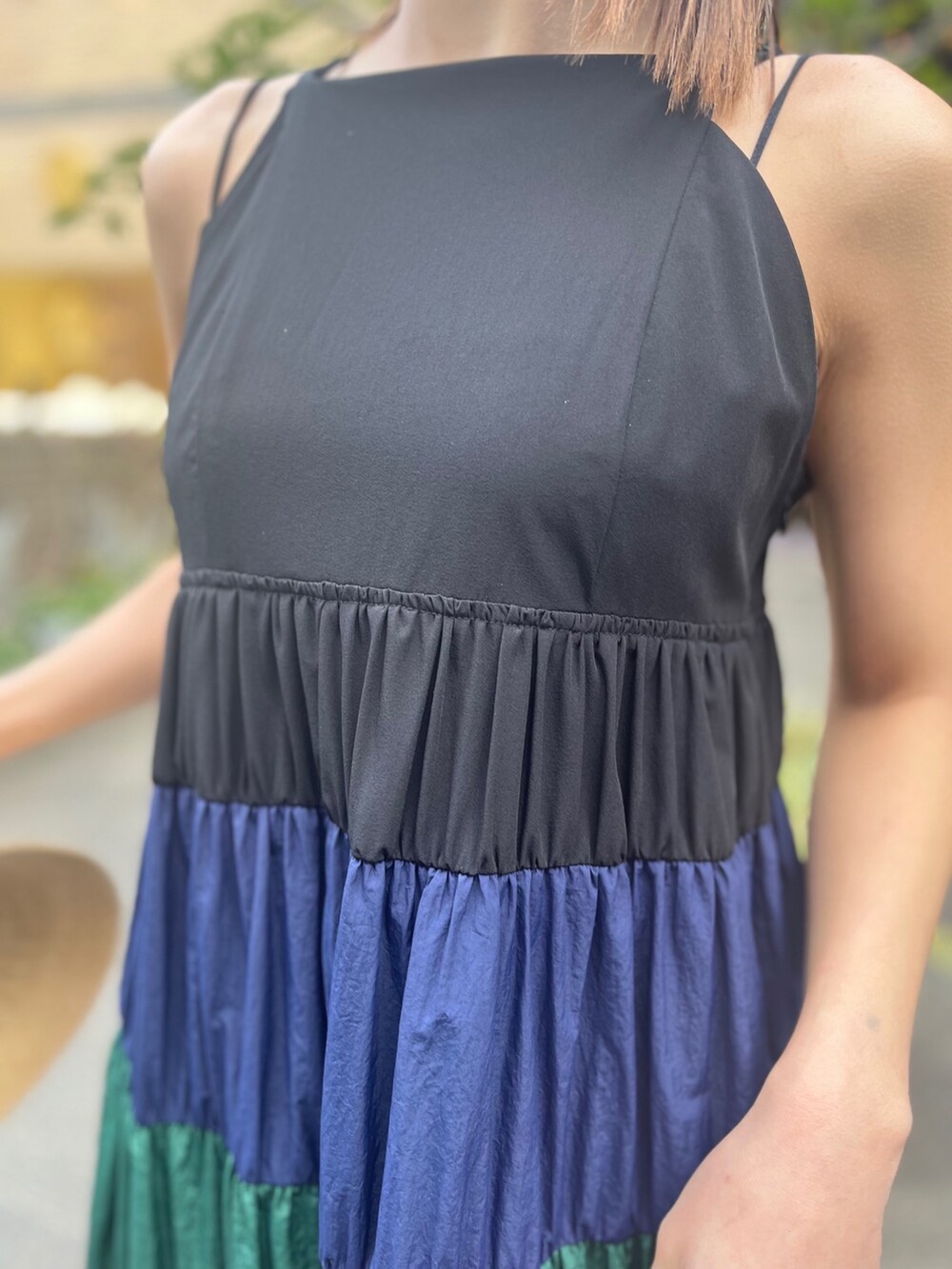 ホワイト系のサンダル、イエロー系のワンピース、ベージュ系のハットを着用したレディースの冬コーディネートの5枚目の写真