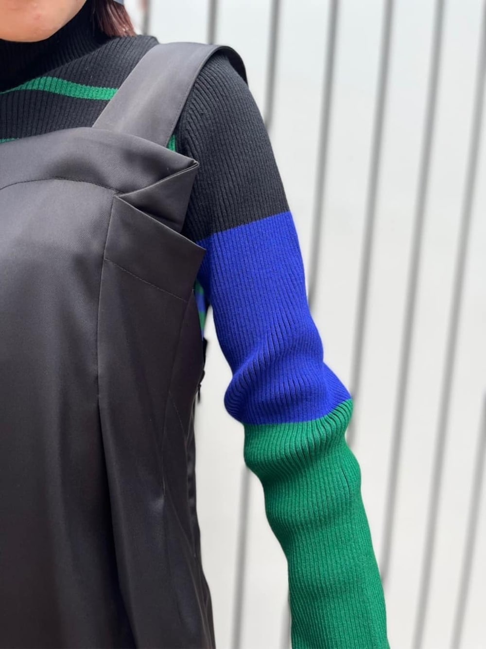 ブラック系のつなぎ/オールインワン、ブラック系のニット/セーター、その他のパンプスを着用したレディースの夏コーディネートの7枚目の写真