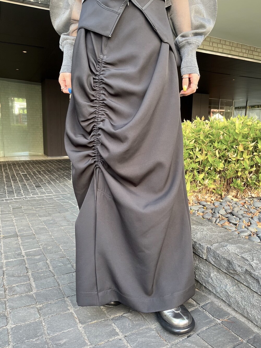 グレー系のTシャツ/カットソー、ブラック系のワンピース、シルバー系のブーツを着用したレディースの夏コーディネートの6枚目の写真