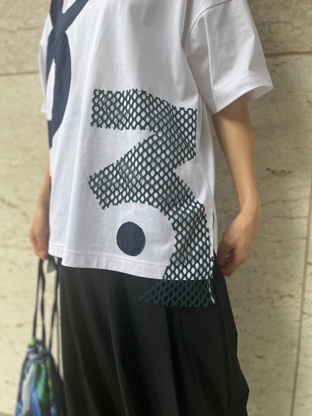 ホワイト系のTシャツ/カットソー、ブラック系のその他パンツ、イエロー系のサンダルを着用したレディースの春コーディネートの6枚目の写真