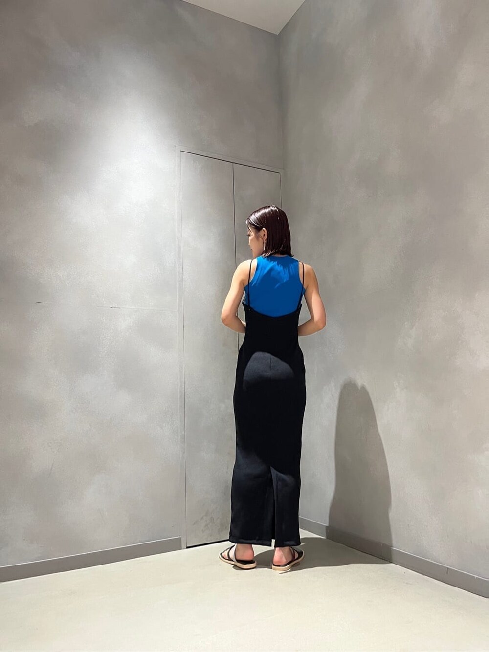 ブルー系のタンクトップ、その他のサンダル、ブラック系のワンピースを着用したレディースの夏コーディネートの3枚目の写真