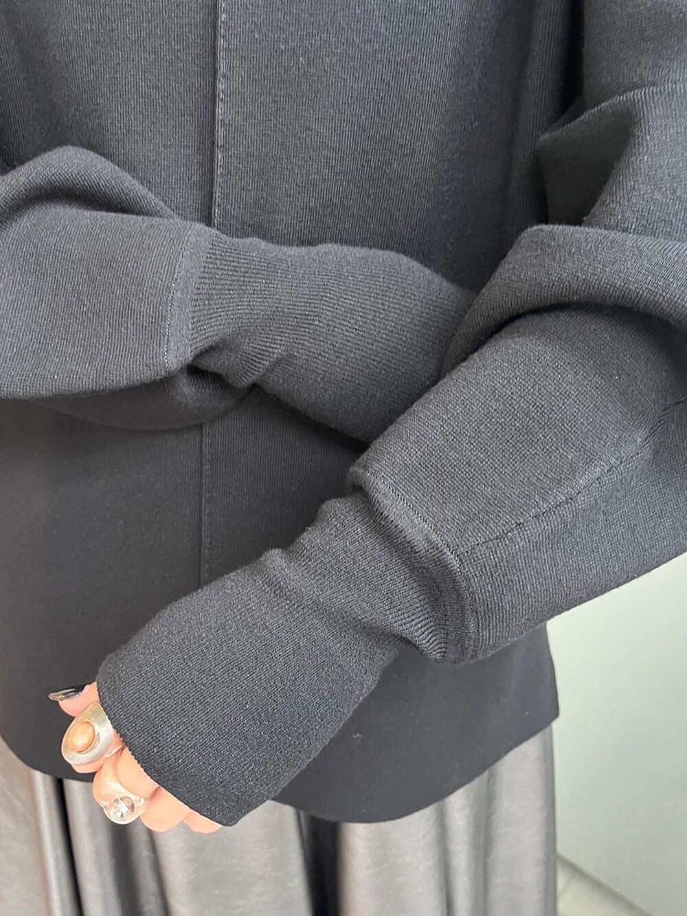 シルバー系のその他パンツ、ブラック系のニット/セーター、その他のショルダーバッグを着用したレディースの秋コーディネートの5枚目の写真