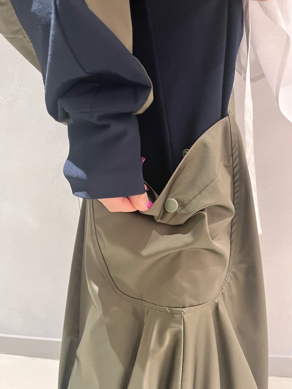 ホワイト系のシャツ/ブラウス、その他のTシャツ/カットソー、その他のスカートを着用したレディースの冬コーディネートの8枚目の写真