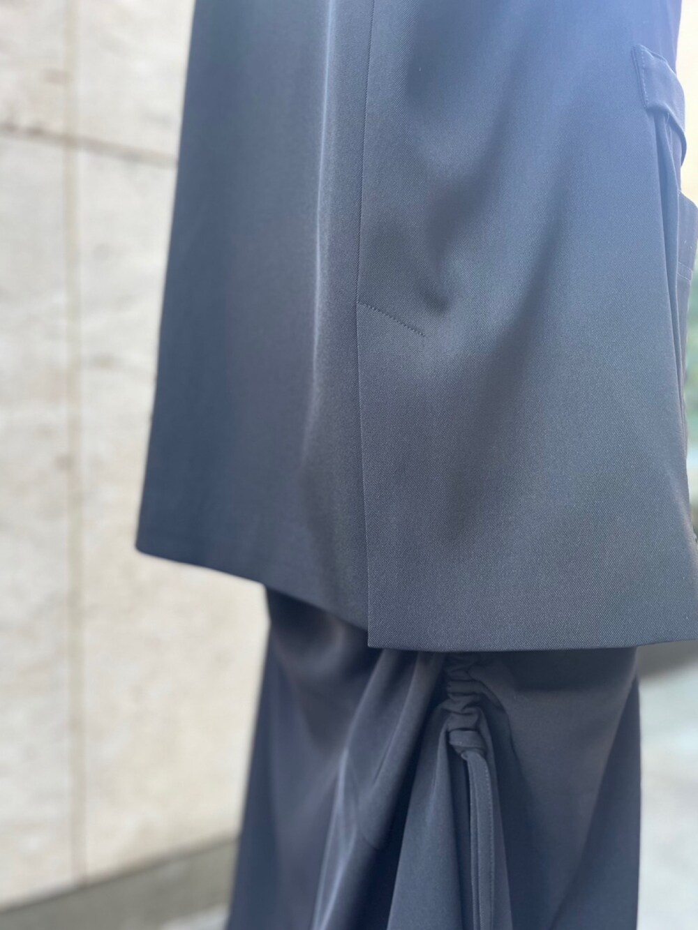 ブラック系のスカート、ブラック系のパンプス、ブラック系のテーラードジャケットを着用したレディースの冬コーディネートの7枚目の写真