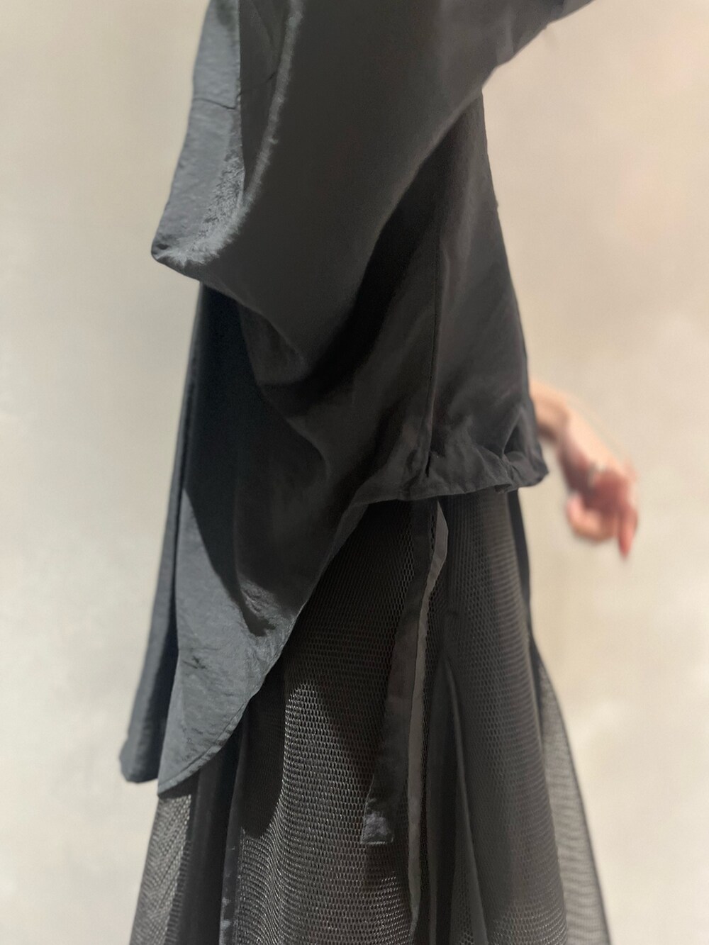 ブラック系のシャツ/ブラウス、ブラック系のタンクトップ、ブラック系のスカートを着用したレディースの夏コーディネートの5枚目の写真