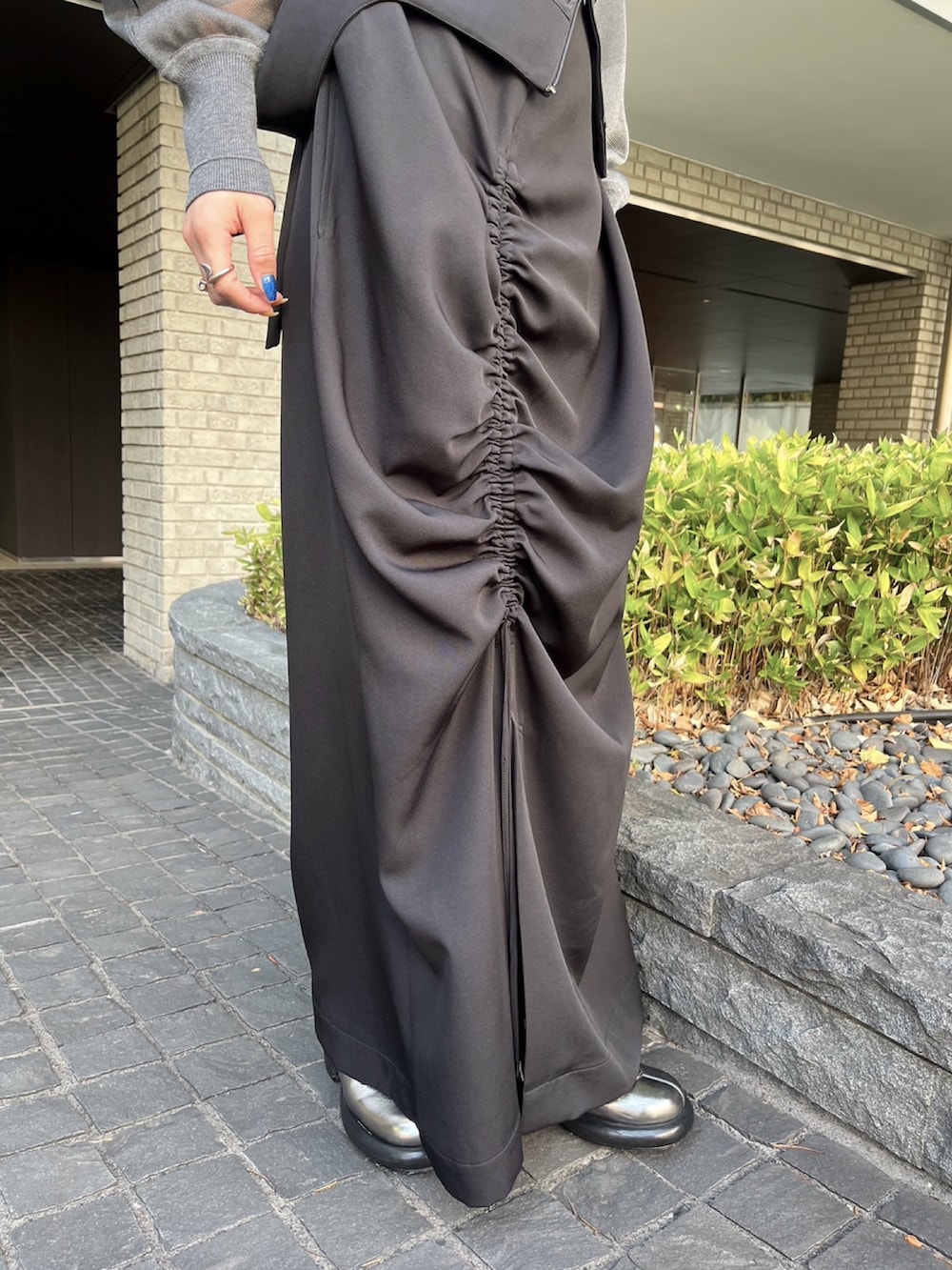 グレー系のTシャツ/カットソー、ブラック系のワンピース、シルバー系のブーツを着用したレディースの夏コーディネートの8枚目の写真