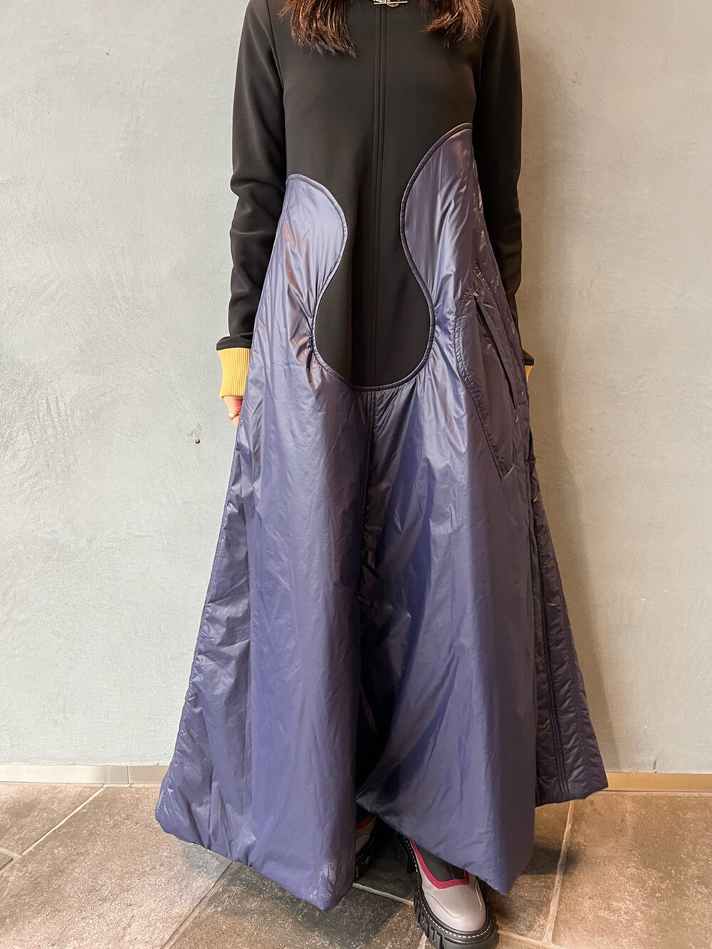 グレー系のブーツ、ブルー系のワンピース、シルバー系のネックレスを着用したレディースの秋コーディネートの7枚目の写真