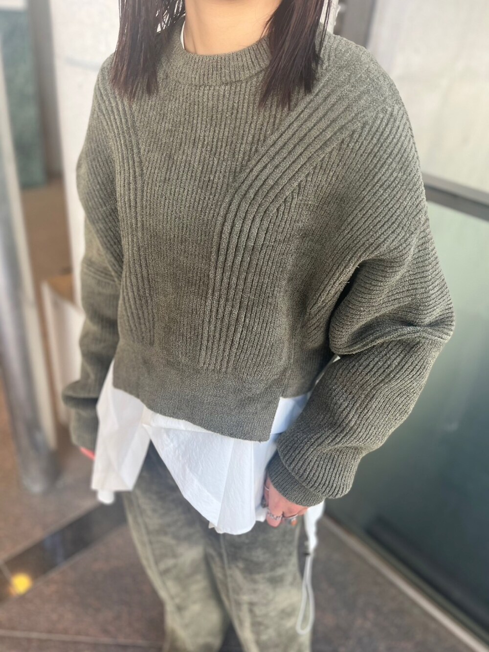 グリーン系のニット/セーター、グリーン系のその他パンツ、ホワイト系のシャツ/ブラウスを着用したレディースの秋コーディネートの4枚目の写真