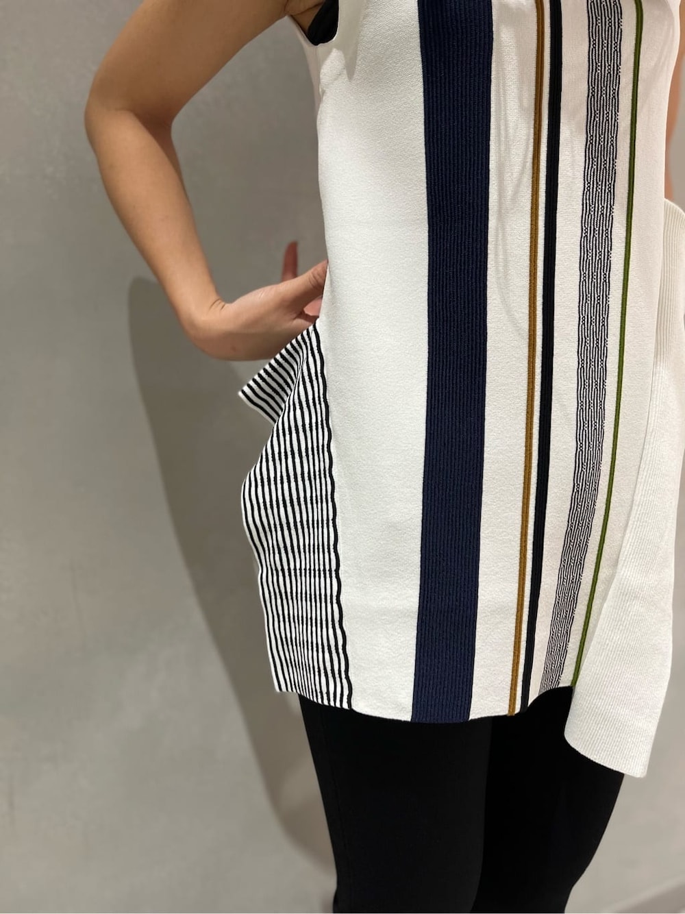 ホワイト系のタンクトップ、ブラック系のその他パンツ、シルバー系のトートバッグを着用したレディースの夏コーディネートの4枚目の写真