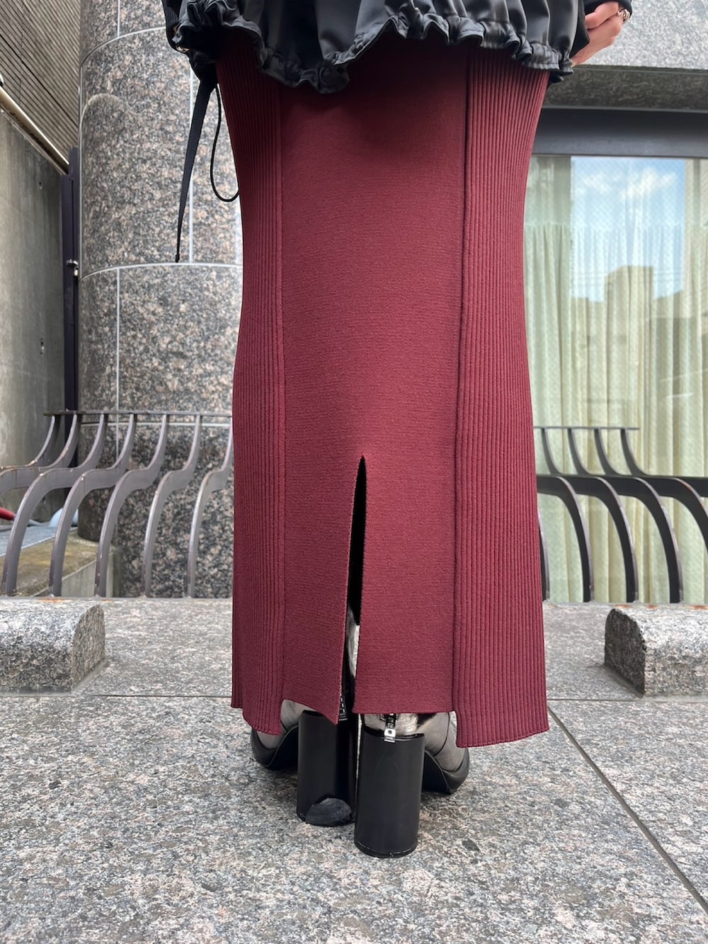 ブラウン系のスカート、ブラック系のTシャツ/カットソー、シルバー系のブーツを着用したレディースの秋コーディネートの8枚目の写真