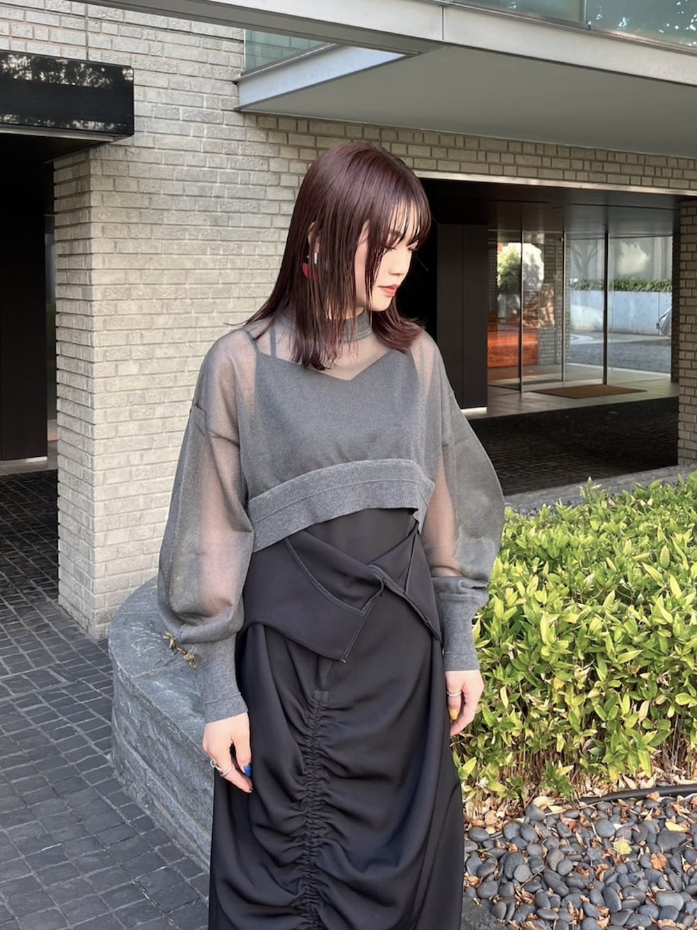 グレー系のTシャツ/カットソー、ブラック系のワンピース、シルバー系のブーツを着用したレディースの夏コーディネートの3枚目の写真