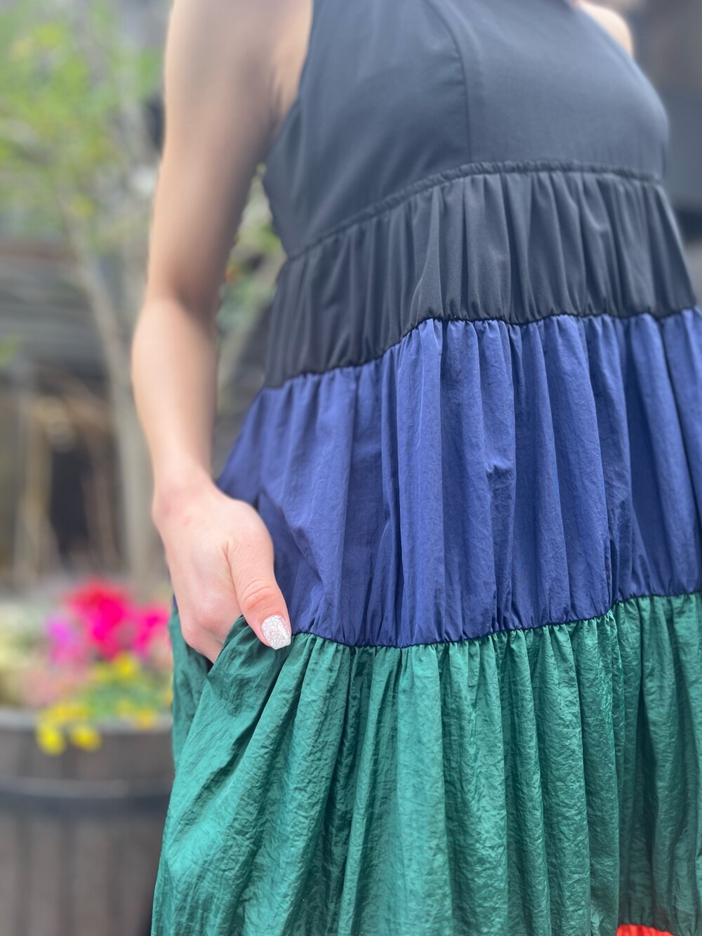 ホワイト系のサンダル、イエロー系のワンピース、ベージュ系のハットを着用したレディースの冬コーディネートの6枚目の写真