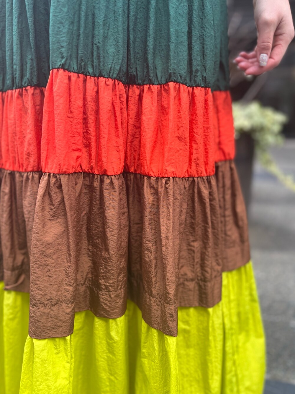 ホワイト系のサンダル、イエロー系のワンピース、ベージュ系のハットを着用したレディースの冬コーディネートの8枚目の写真