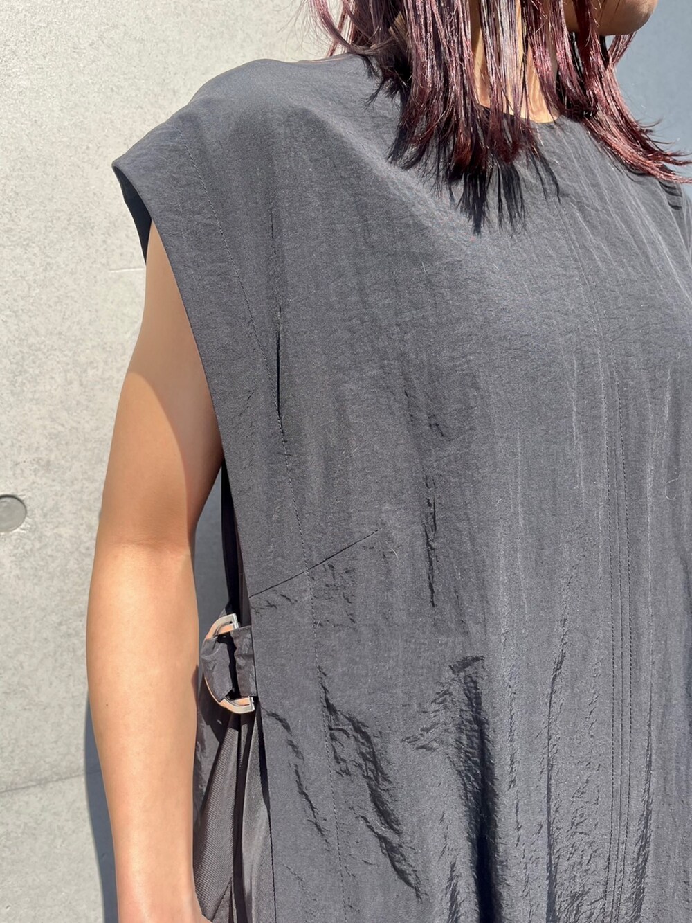 ブラック系のつなぎ/オールインワン、その他のサンダル、ゴールド系のピアス（両耳用）を着用したレディースの春コーディネートの5枚目の写真