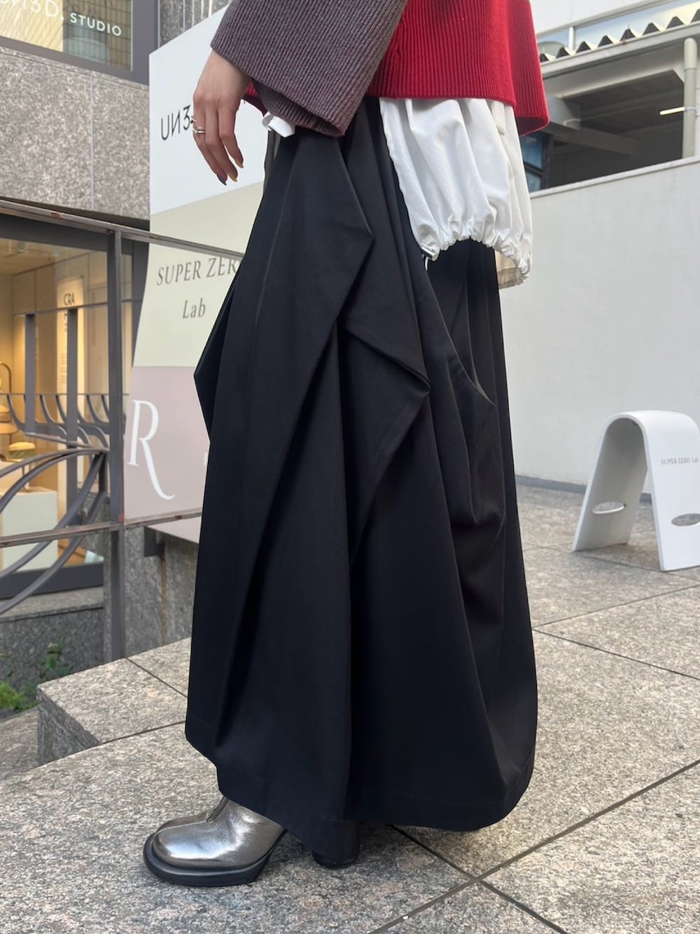 グレー系のニット/セーター、ホワイト系のシャツ/ブラウス、シルバー系のパンプスを着用したレディースの夏コーディネートの7枚目の写真