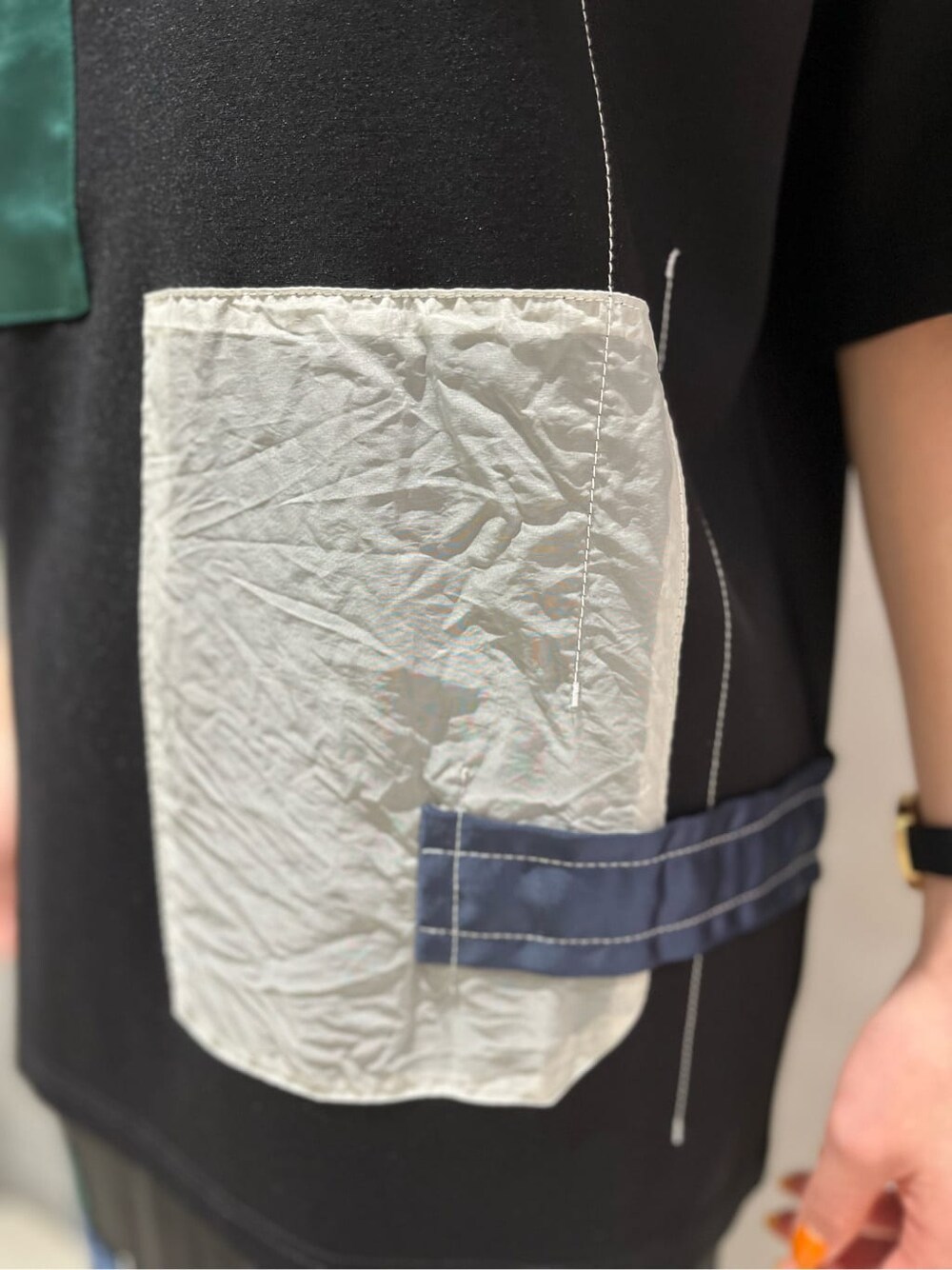 ブラック系のTシャツ/カットソー、ブラック系のスカート、ブラック系のサンダルを着用したレディースの春コーディネートの5枚目の写真