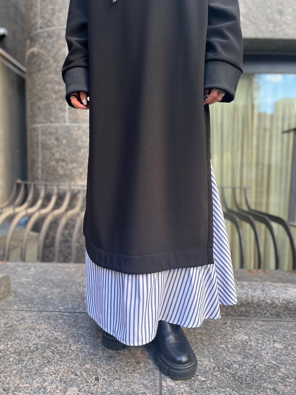 ブラック系のブーツ、ブラック系のワンピースを着用したレディースの冬コーディネートの6枚目の写真