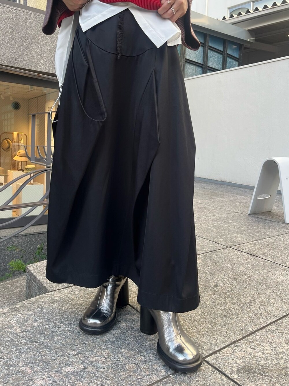 グレー系のニット/セーター、ホワイト系のシャツ/ブラウス、シルバー系のパンプスを着用したレディースの夏コーディネートの5枚目の写真