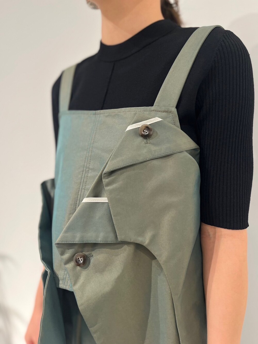 グリーン系のスカート、ベージュ系のキャミソール、ブラック系のサンダルを着用したレディースの冬コーディネートの5枚目の写真