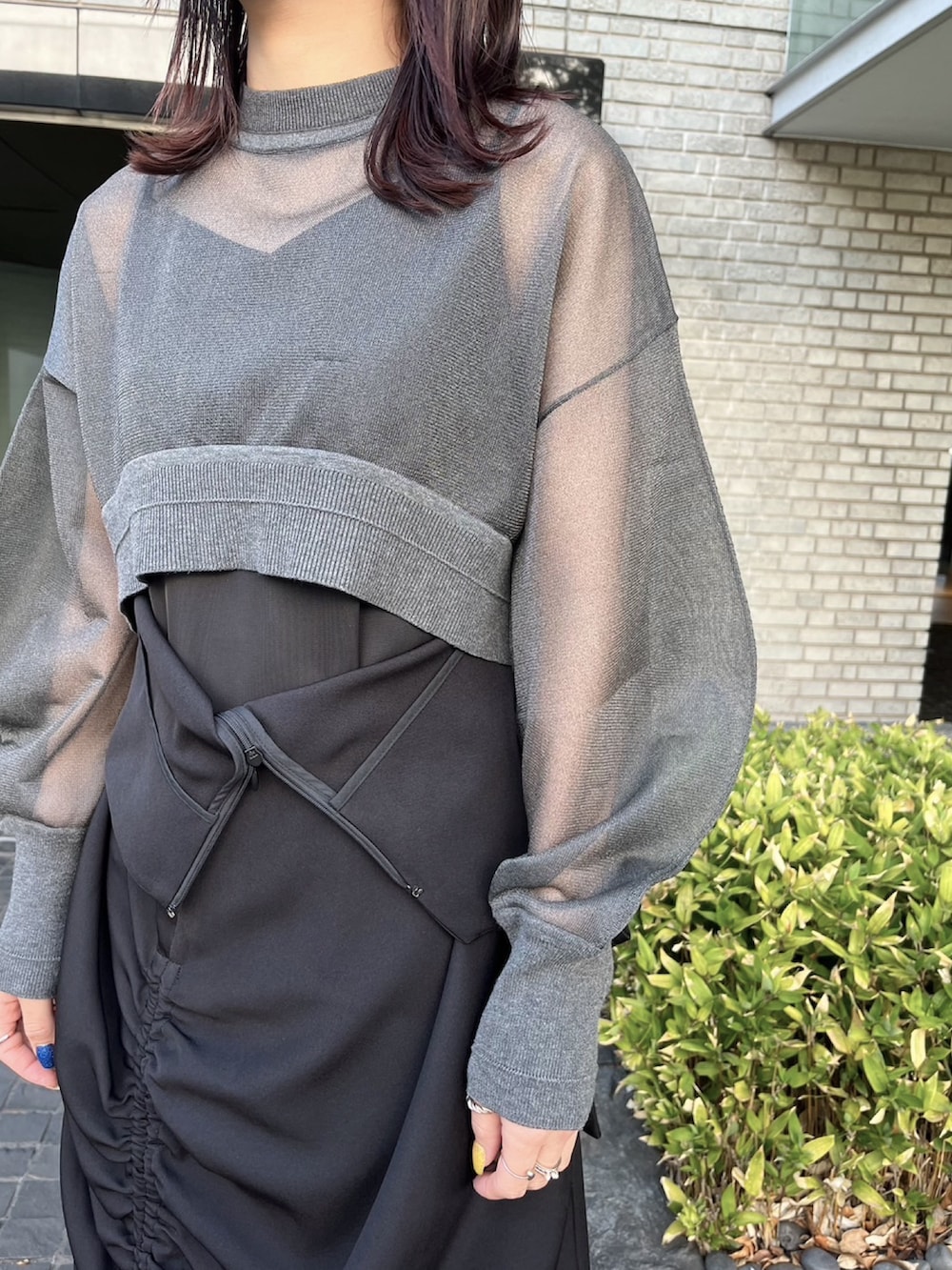 グレー系のTシャツ/カットソー、ブラック系のワンピース、シルバー系のブーツを着用したレディースの夏コーディネートの4枚目の写真