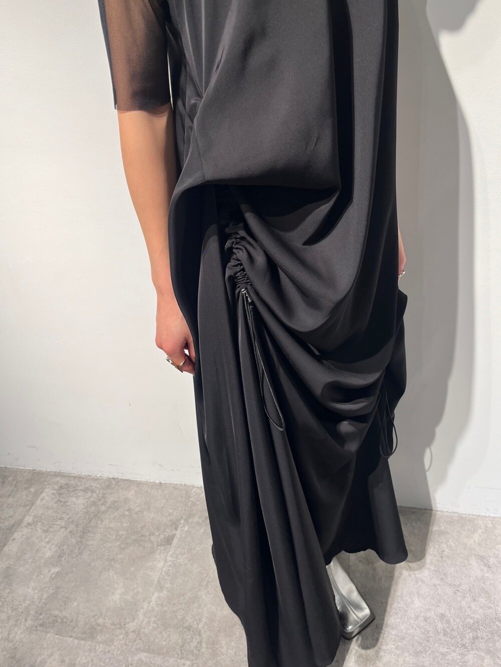 ブラック系のワンピース、ブラック系のTシャツ/カットソー、シルバー系のパンプスを着用したレディースの夏コーディネートの4枚目の写真