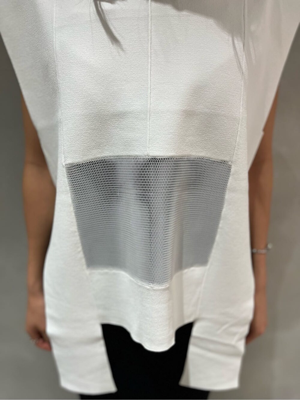 ブルー系のタンクトップ、その他のサンダル、ブラック系のワンピースを着用したレディースの夏コーディネートの5枚目の写真