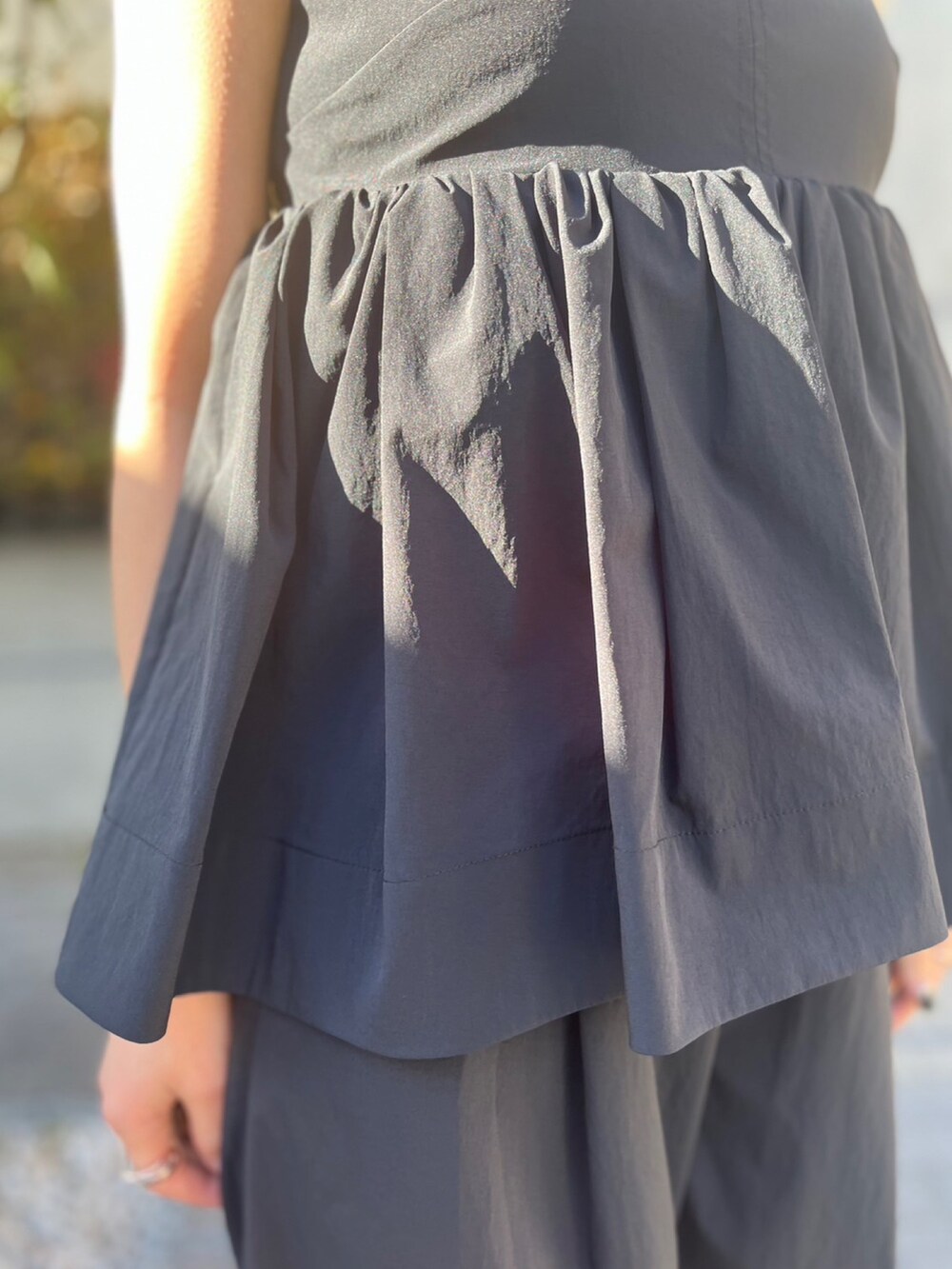 ブラック系のキャミソール、ブラック系のその他パンツ、その他のサンダルを着用したレディースの冬コーディネートの4枚目の写真