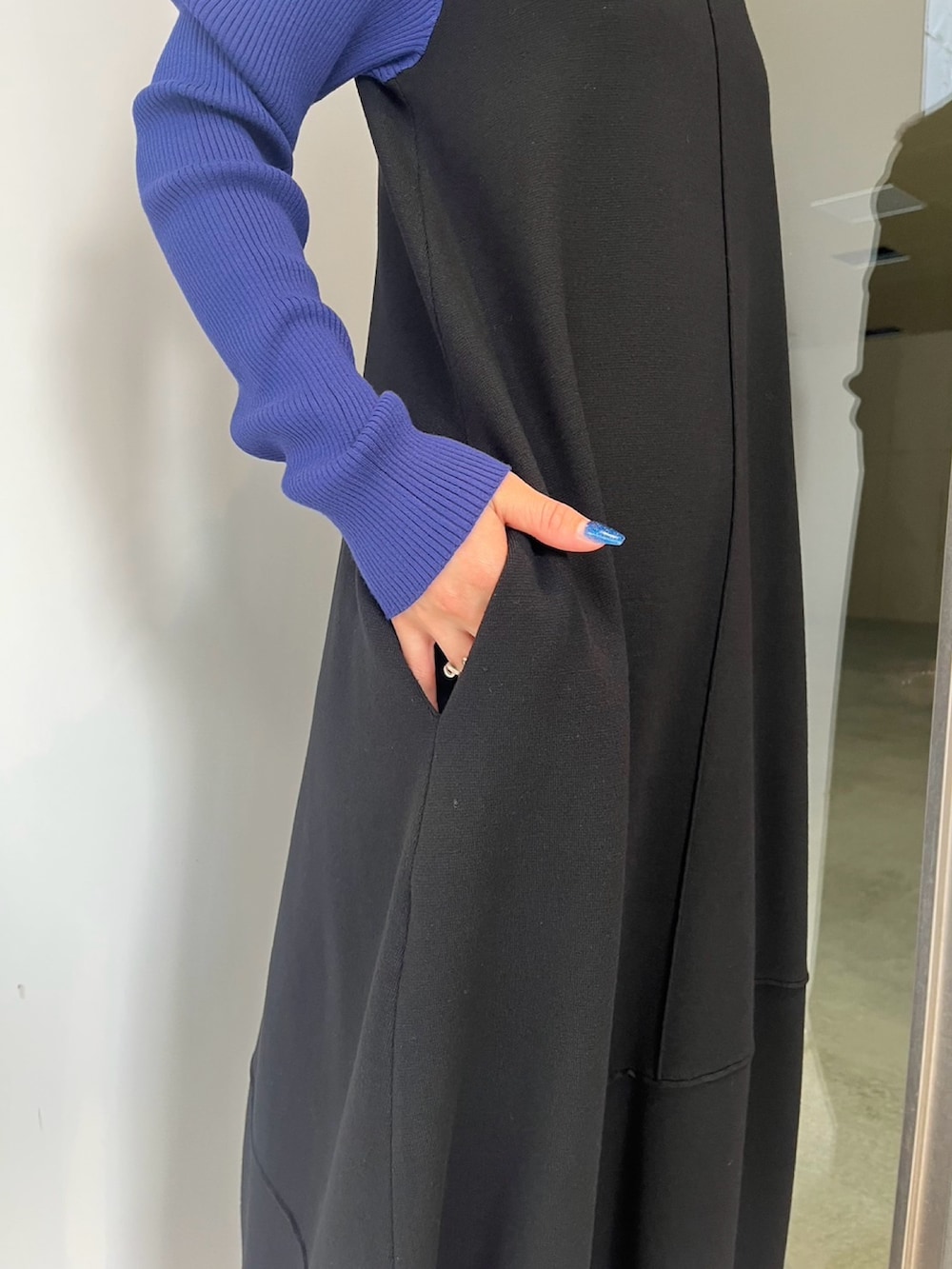 ブラック系のワンピース、シルバー系のブーツを着用したレディースの冬コーディネートの5枚目の写真