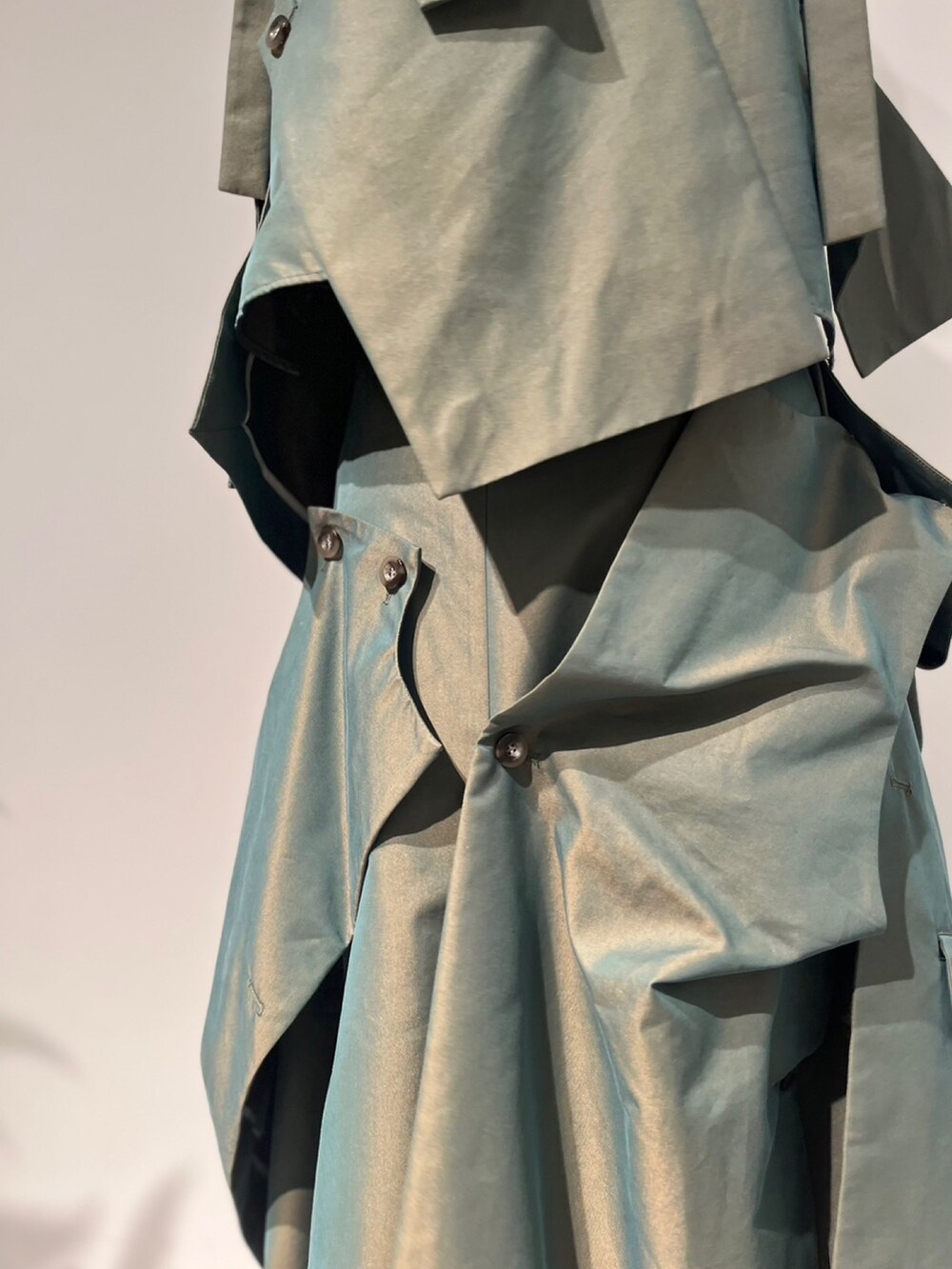 グリーン系のスカート、ベージュ系のキャミソール、ブラック系のサンダルを着用したレディースの冬コーディネートの9枚目の写真