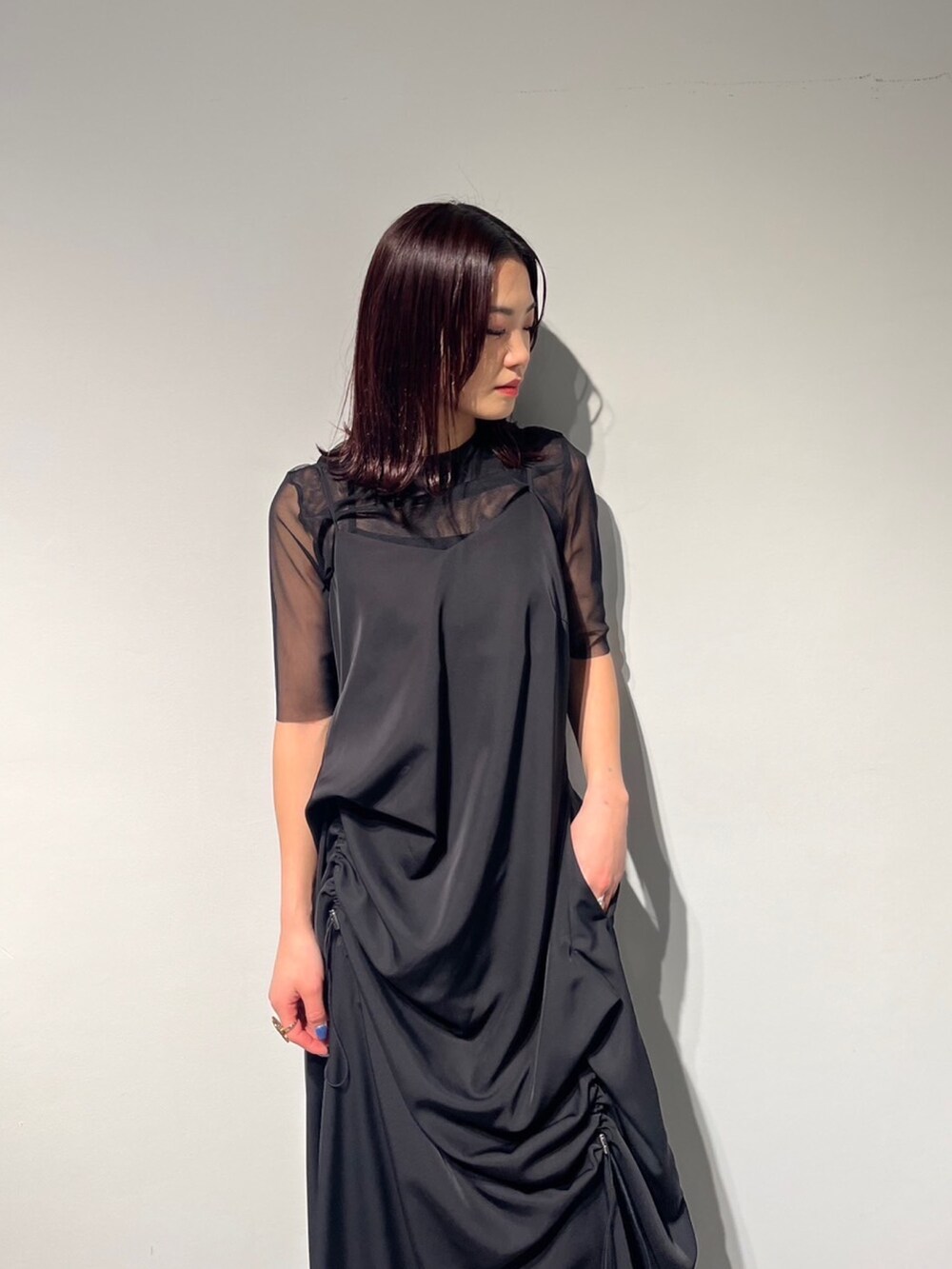 ブラック系のワンピース、ブラック系のTシャツ/カットソー、シルバー系のパンプスを着用したレディースの夏コーディネートの3枚目の写真