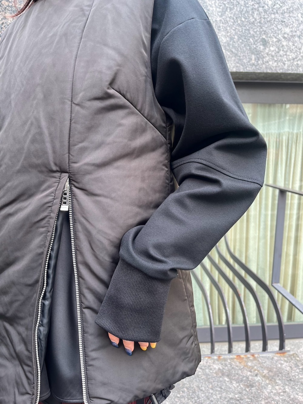 ブラウン系のスカート、ブラック系のTシャツ/カットソー、シルバー系のブーツを着用したレディースの秋コーディネートの5枚目の写真