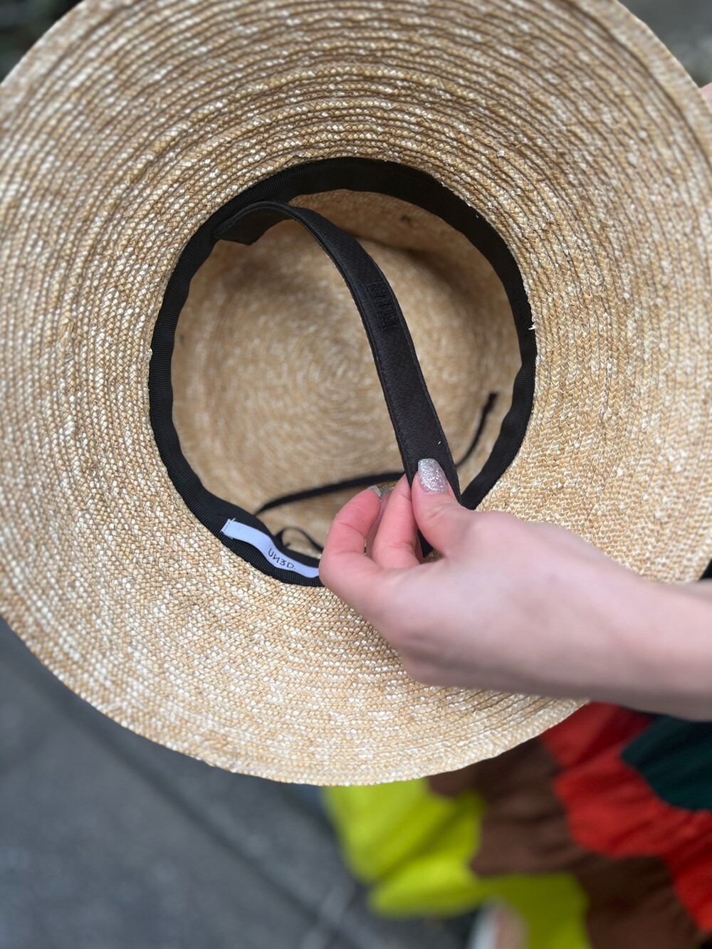 ホワイト系のサンダル、イエロー系のワンピース、ベージュ系のハットを着用したレディースの冬コーディネートの10枚目の写真