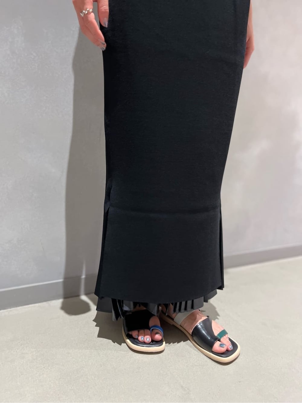 ブラック系のスカート、ブラック系のワンピース、その他のイヤリングを着用したレディースの夏コーディネートの4枚目の写真